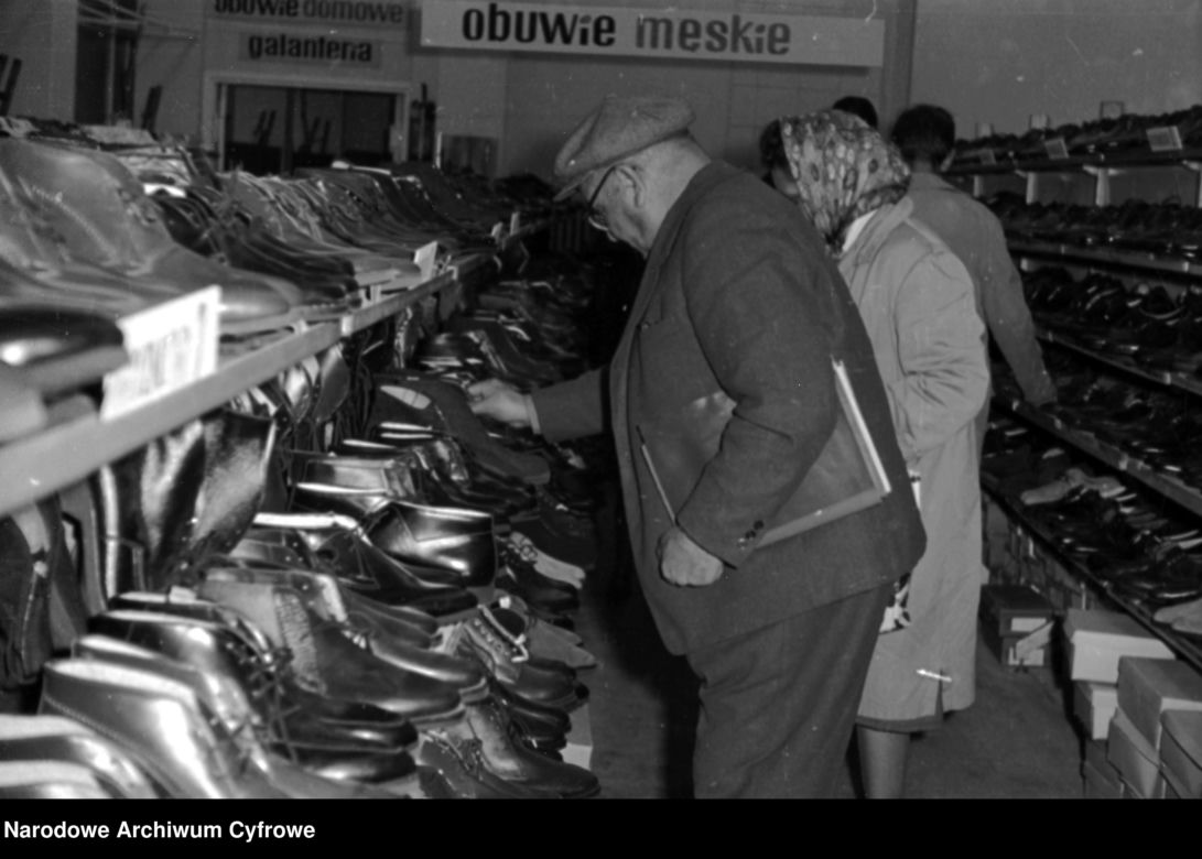 QUIZ PRL. Te ubrania wyszły z mody, a były hitem w Polsce Ludowej. Czy je pamiętasz?
