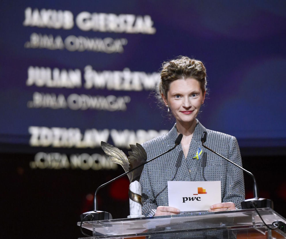 Aktorka Agata Buzek przemawia na gali. O metamorfozie gwiazdy i jej karierze przeczytasz na SE.