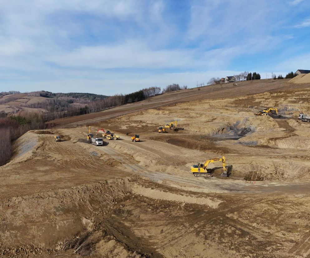  Nowy stadion sportowy rośnie w gminie Korzenna.  Kiedy koniec prac?