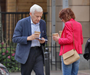 Premier Jerzy Buzek chłodzi się piwkiem