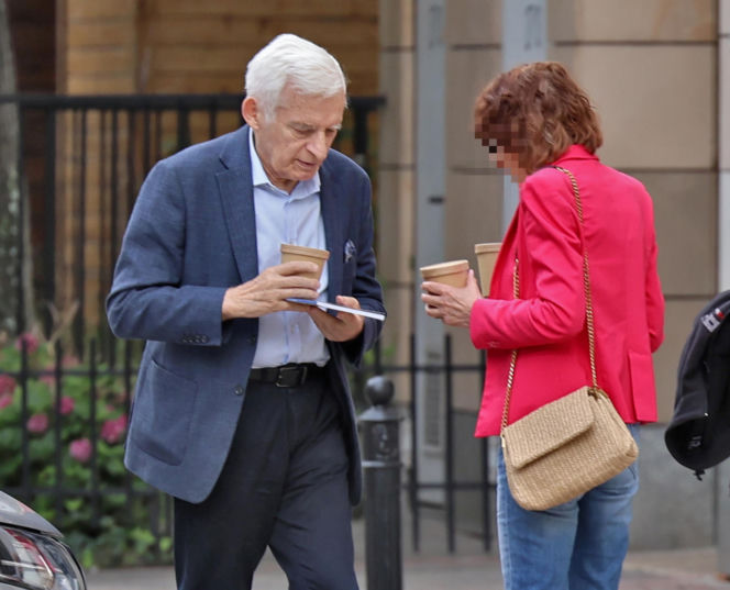 Premier Jerzy Buzek chłodzi się piwkiem