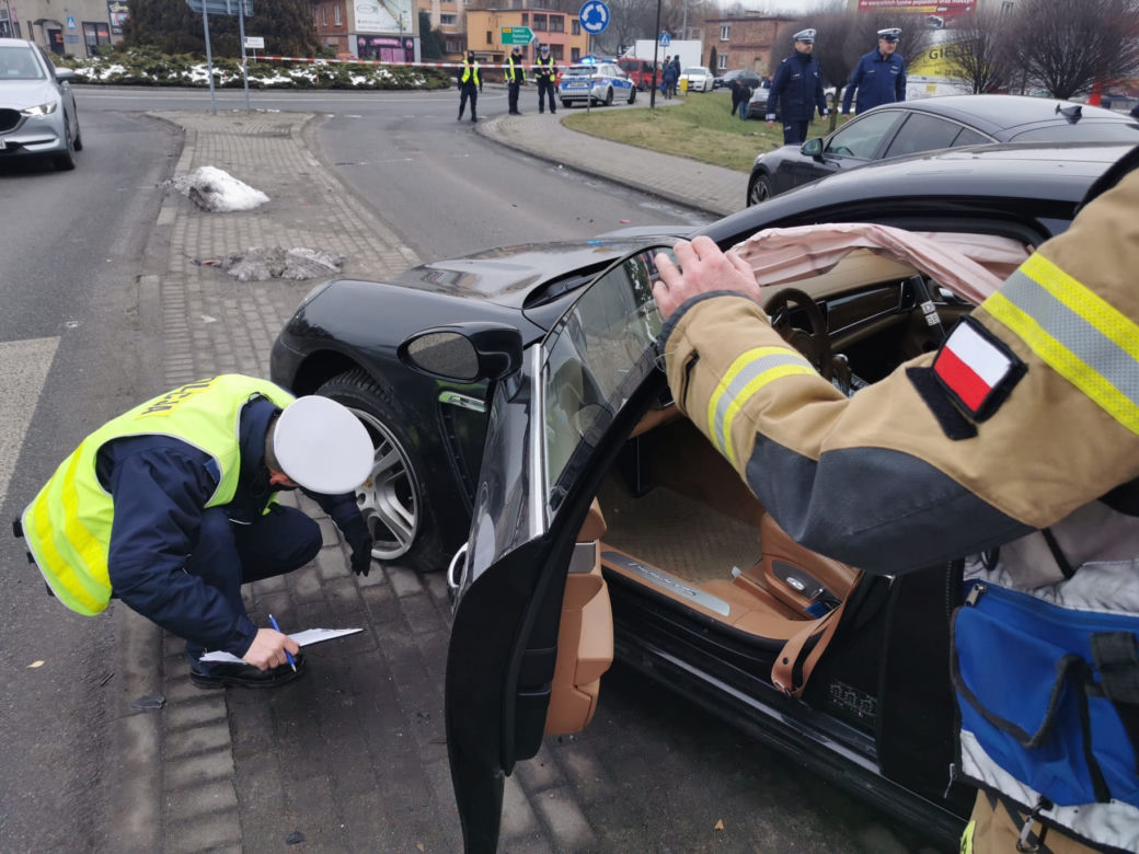 Gonili ich od A1. Rozbili porsche i dalej uciekali przed policyjnym pościgiem pieszo