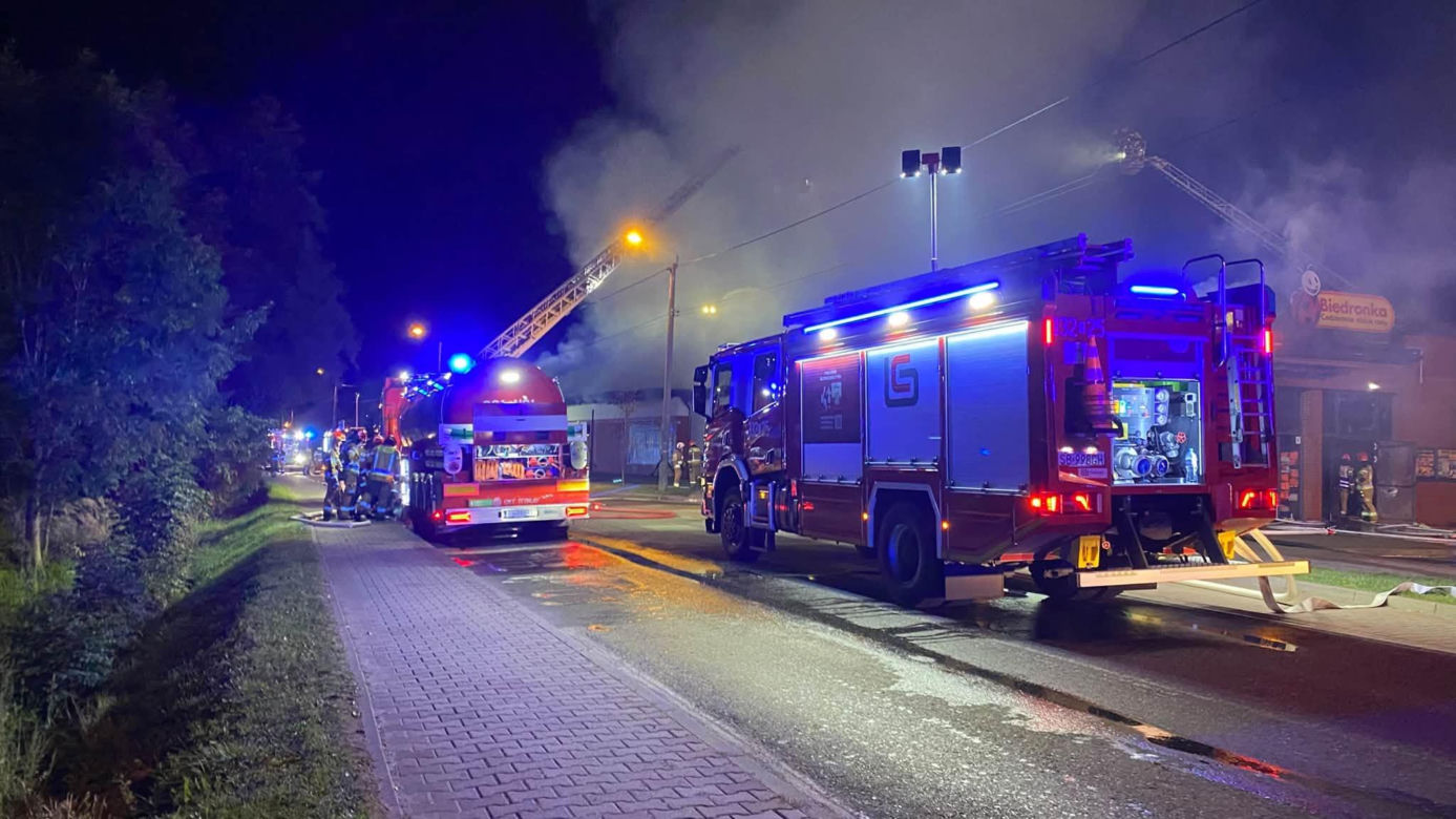 Potężny pożar Biedronki! Cały dach sklepu objęty ogniem, na miejscu ponad 80 ratowników