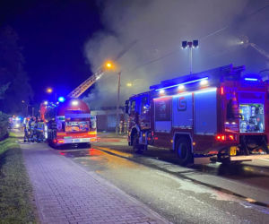 Potężny pożar Biedronki! Cały dach sklepu objęty ogniem, na miejscu ponad 80 ratowników
