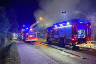Potężny pożar Biedronki! Cały dach sklepu objęty ogniem, na miejscu ponad 80 ratowników