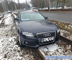 Audi na torowisku na Ślężnej we Wrocławiu. To był początek kłopotów kierowcy i pasażerki