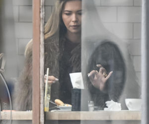Sandra Kubicka w wałku na głowie