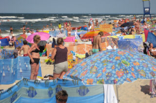 Tragedia na plaży w Stegnie. Mężczyzna zmarł, bo drogę ratownikom blokowały parawany