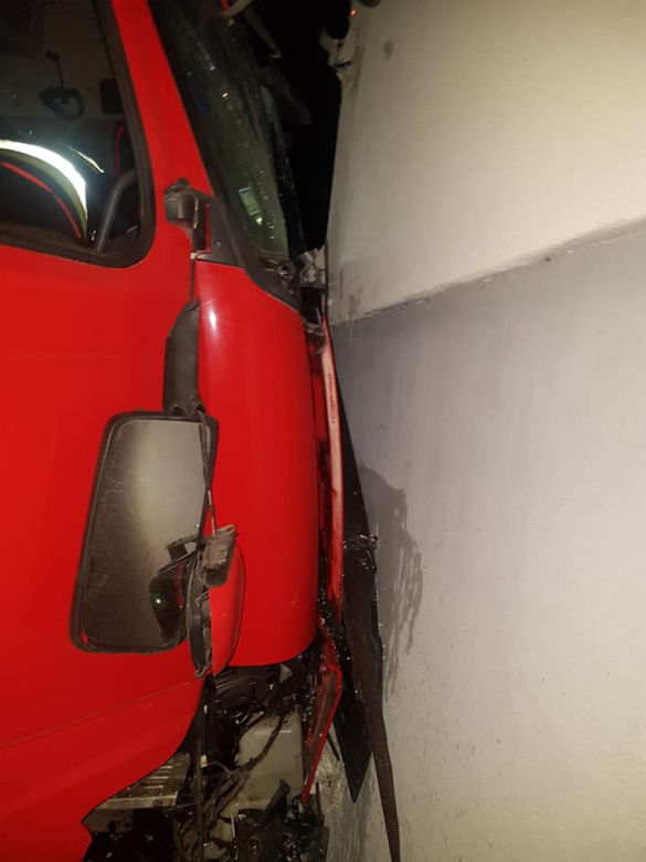 Groźny wypadek w Łabiszynie! Samochód ciężarowy WBIŁ się w blok [ZDJĘCIA]