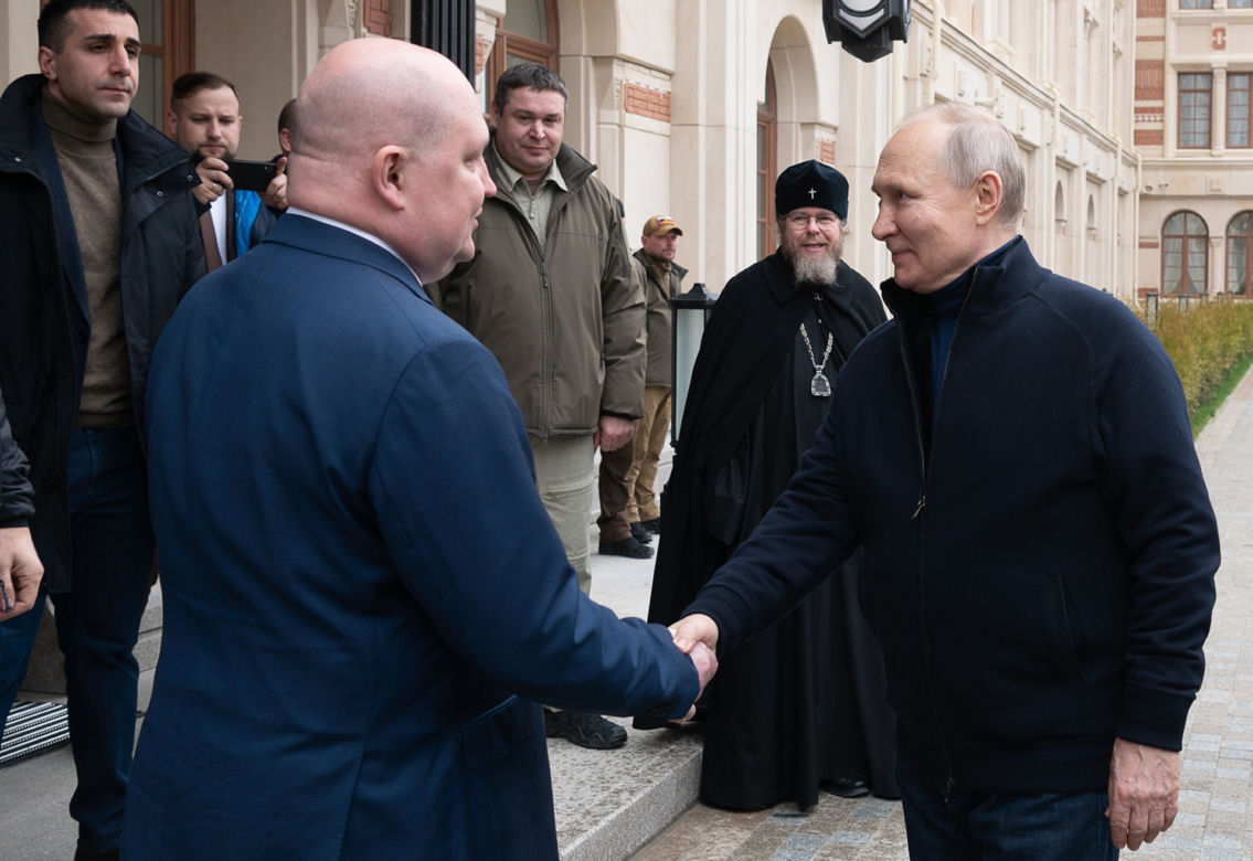 Putin w gumowej masce? "Spontaniczna przejażdżka po Mariupolu". Sobowtór dał plamę!