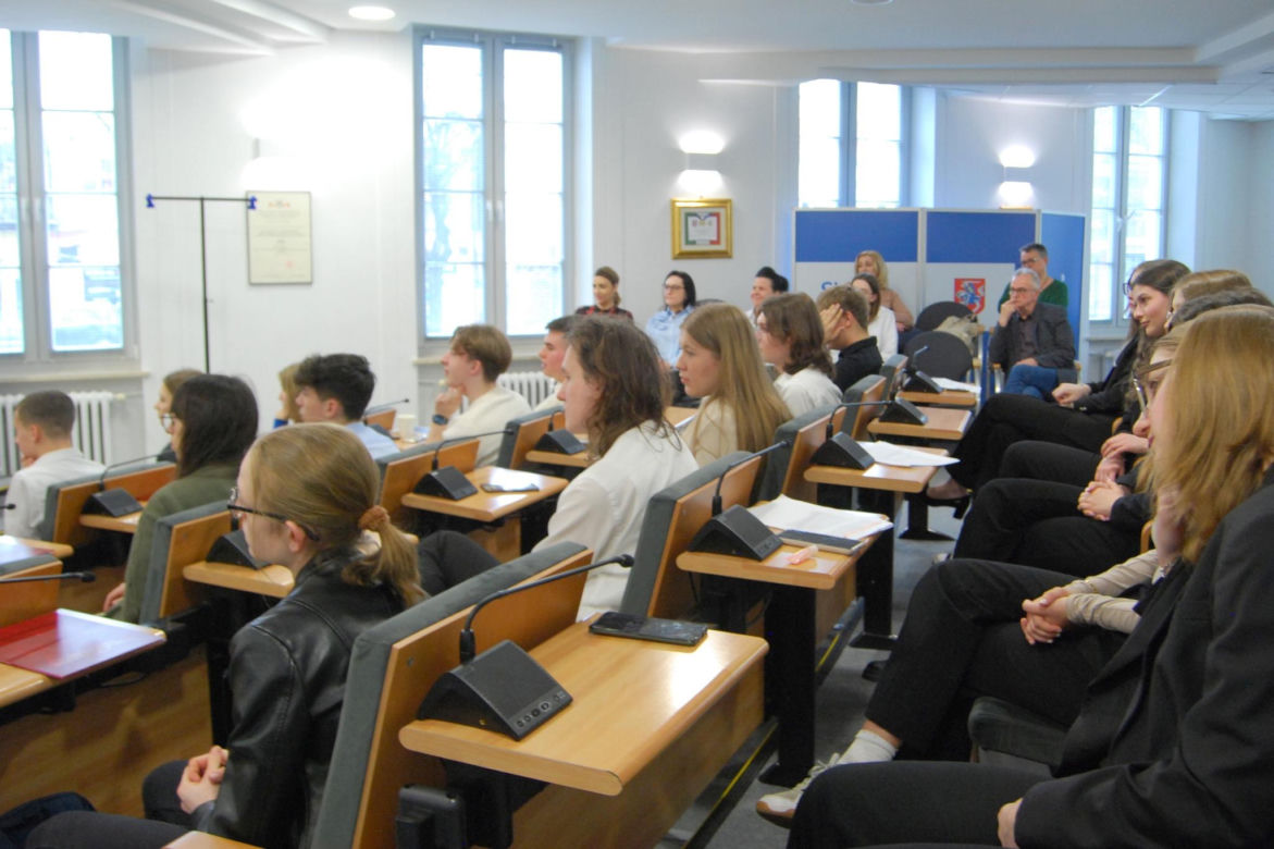 Debata młodzieży odbyła się w ramach kampanii profilaktycznej „Widzę – Rozmawiam – Reaguję”