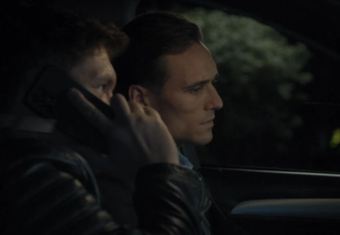 M jak miłość, odcinek 1913. Marcin (Mikołaj Roznerski), Olek (Maurycy Popiel)