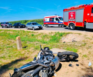 Motocyklista zderzył się z ciągnikiem rolniczym pod Łomżą! Droga jest zablokowana