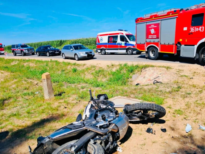 Motocyklista zderzył się z ciągnikiem rolniczym pod Łomżą! Droga jest zablokowana