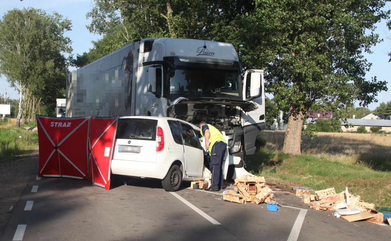 Potworny wypadek pod Siedlcami. 69-latka zmiażdżona przez tira. Wcześniej sprzedawała truskawki