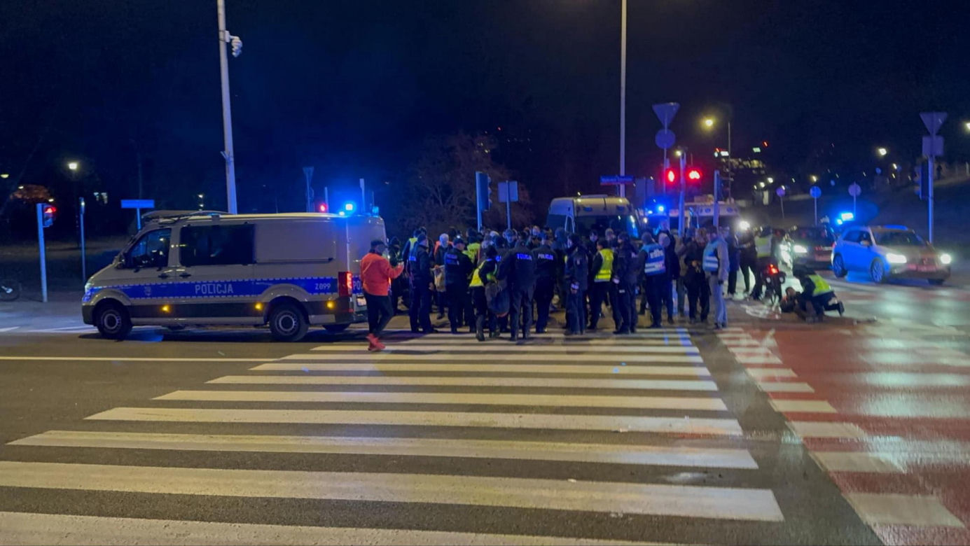 Warszawa. Ostatnie Pokolenie zablokowało Wisłostradę pod mostem Gdańskim. Aktywistów zabrała policja [ZDJĘCIA].
