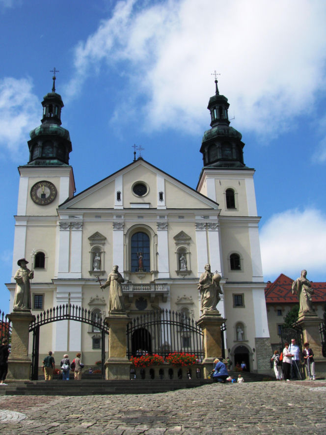To najpopularniejsze sanktuarium w Małopolsce. Rocznie odwiedza je prawe dwa miliony wiernych