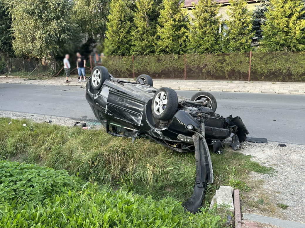 Zderzenie dwóch aut w Kraśniku. Jedno z nich dachowało