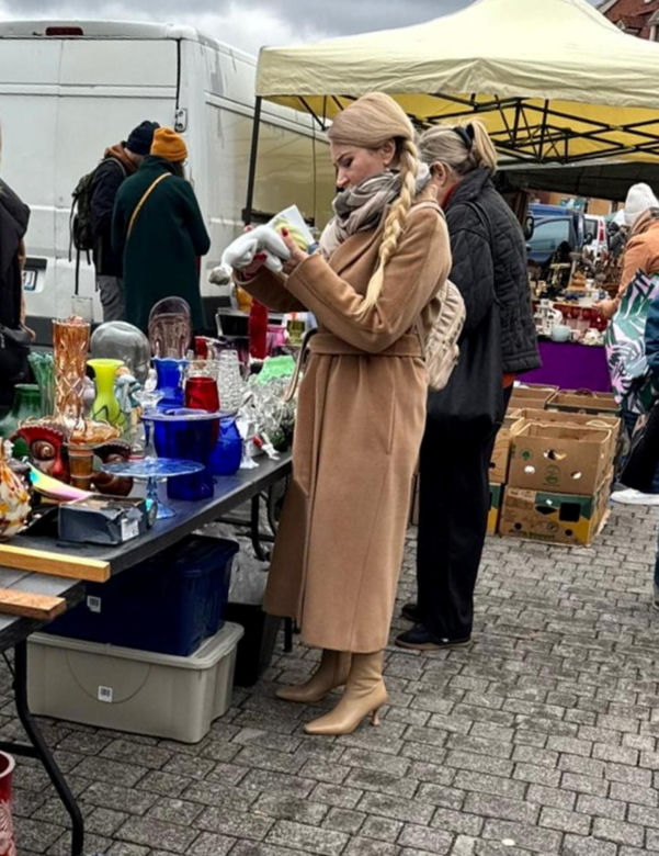 Wcisło buszuje na pchlim targu.