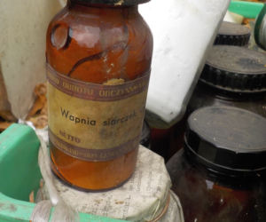 Niebezpieczne znalezisko w Falenicy. Ktoś podrzucił groźne chemikalia