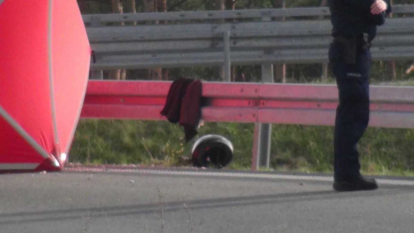 Jechał motocyklem z pasażerką. Jemu nic się nie stało, ją reanimowali ratownicy. Dramatyczny wypadek w Górze Kalwarii