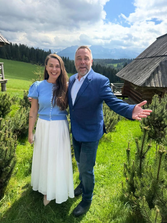 Łukasz Nowicki z żoną na Komunii Świętej w rodzinie. Był nawet dmuchaniec z gigantyczną zjeżdżalnią 