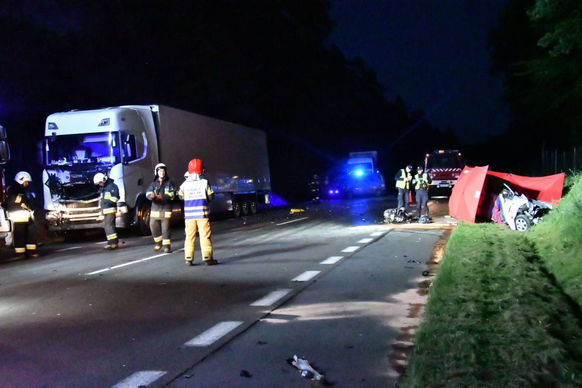 Koszmarny wypadek na DK3. Auto odbijało się od TIR-ów jak resorak. Kierowca zmasakrowany