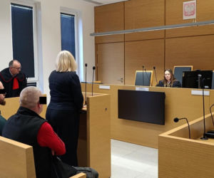 Spadł z noszy w drodze do szpitala, nie przeżył. Medycy oskarżeni o śmierć Ryszarda