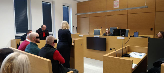 Spadł z noszy w drodze do szpitala, nie przeżył. Medycy oskarżeni o śmierć Ryszarda