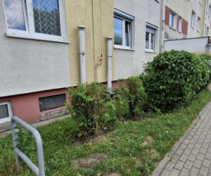 Zosia otworzyła okno na 11. piętrze. Pijana matka spała obok
