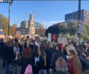 Strajk Kobiet w Łodzi: Protestujący idą ulicami miasta
