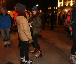 Nightskating. Warszawiacy przejechali stolicę na rolkach [Zdjęcia]