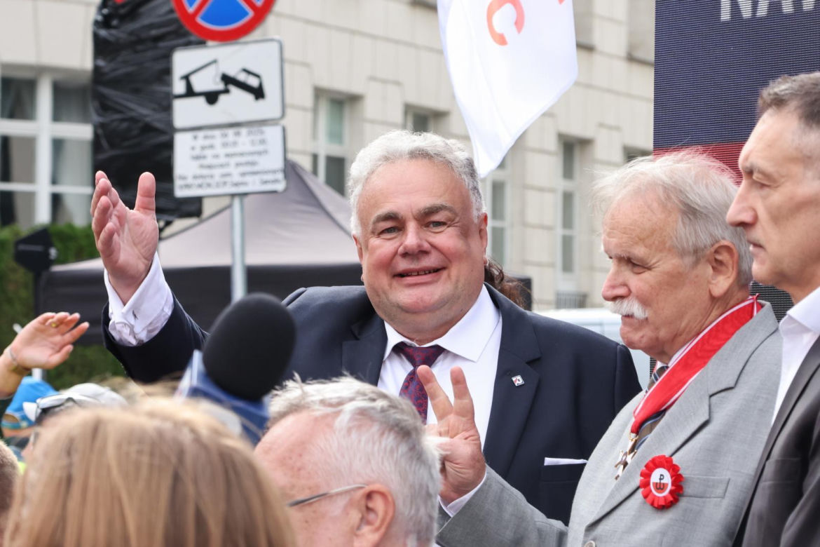 Tomasz Sakiewicz przed Sejmem wśród zwolenników Karola Nawrockiego