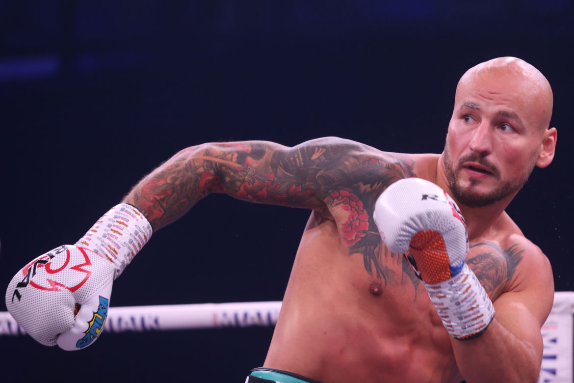 Artur Szpilka pokazał gołe pośladki