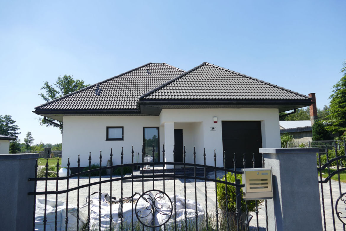 Grób biznesmena zamordowanego pod Łęczycą tonie w kwiatach