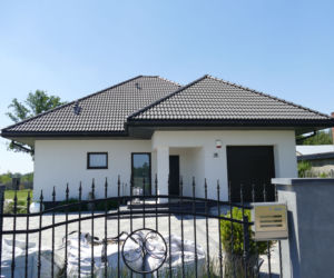 Grób biznesmena zamordowanego pod Łęczycą tonie w kwiatach