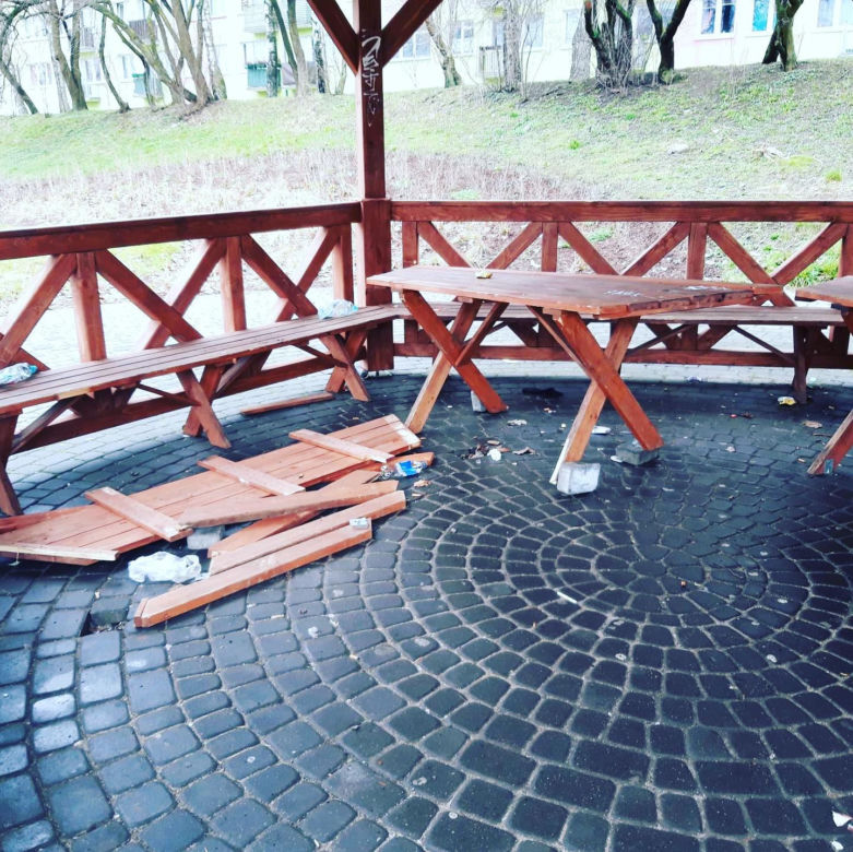 Olsztyn. Wandale dewastują Park Kusocińskiego. Z wiaty niebawem nic nie pozostanie [ZDJĘCIA]