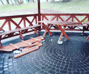 Olsztyn. Wandale dewastują Park Kusocińskiego. Z wiaty niebawem nic nie pozostanie [ZDJĘCIA]