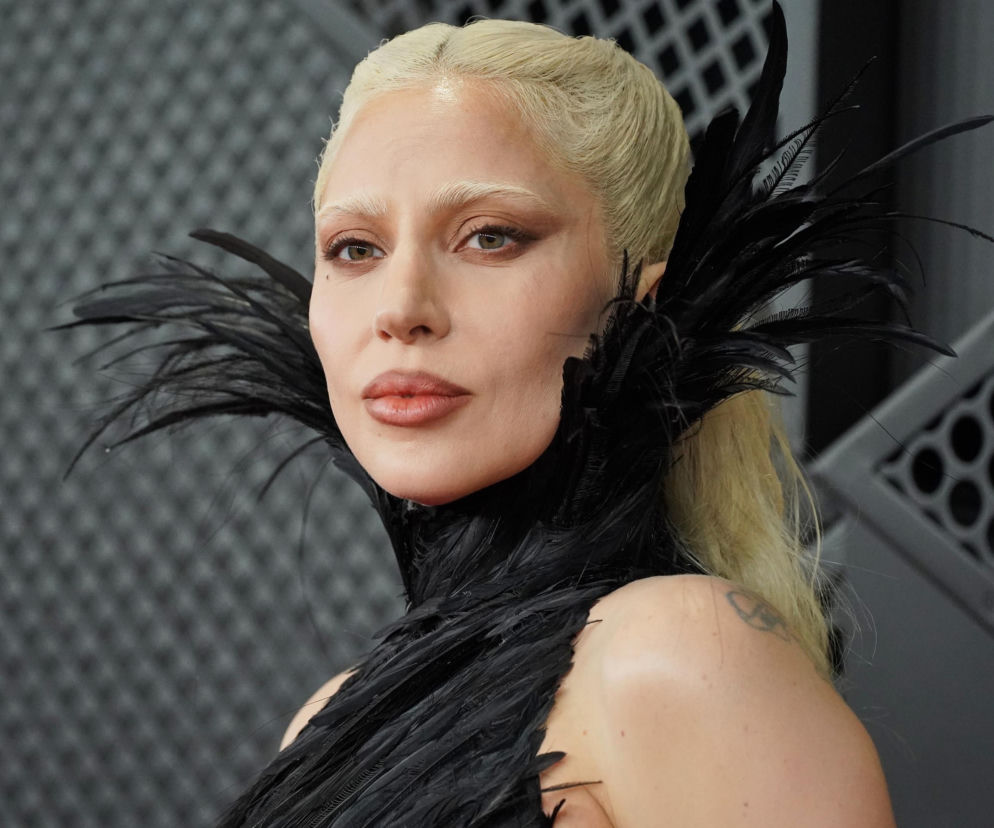 Piosenkarka Lady Gaga w czarnej sukni z piór. O narodzinach jej córki Rose Bean przeczytasz na Eska.