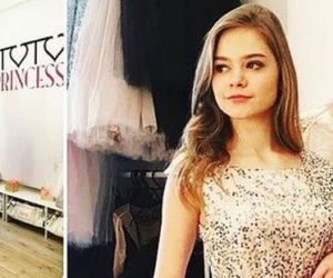 Julia Wróblewska wybiera sukienkę na studniówkę. Która najlepsza?