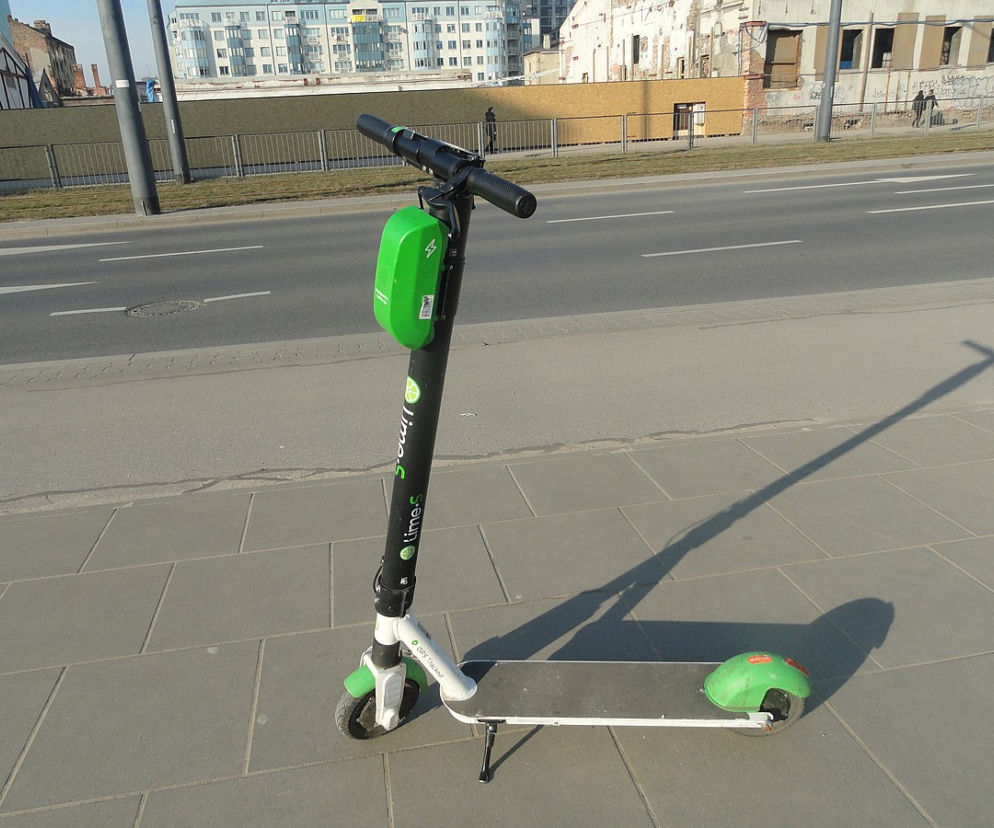 Jest decyzja ws. hulajnóg elektrycznych! Mandaty m.in. za korzystanie z komórki 