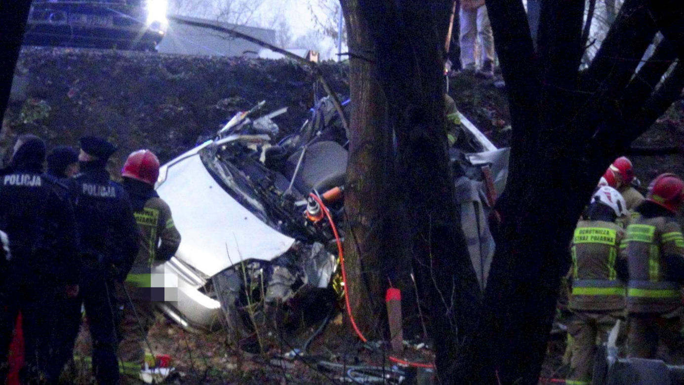 Koszmarny wypadek pod Warszawą. Taksówka owinęła się o drzewo. Kierowca cudem uszedł z życiem!