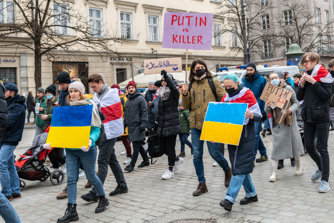 Kraków solidarny z Ukrainą! Wielka manifestacja na Rynku Głównym [ZDJĘCIA]