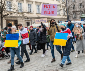 Kraków solidarny z Ukrainą! Wielka manifestacja na Rynku Głównym [ZDJĘCIA]