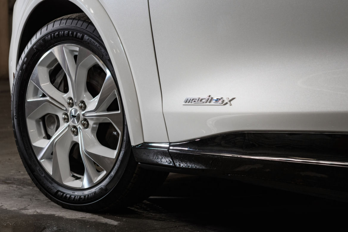 Ford Mustang Mach-E z pakietem Frost White