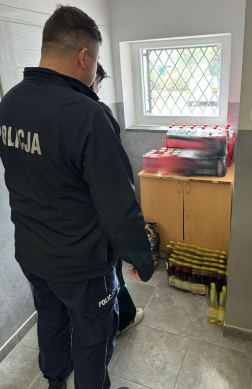 Okradli magazyn marketu w Kisielicach. Zatrzymano trzech mężczyzn