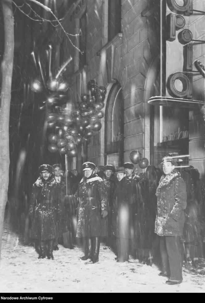 Sylwestrowe bale w II RP. Elegancja, szampan i mazur o północy