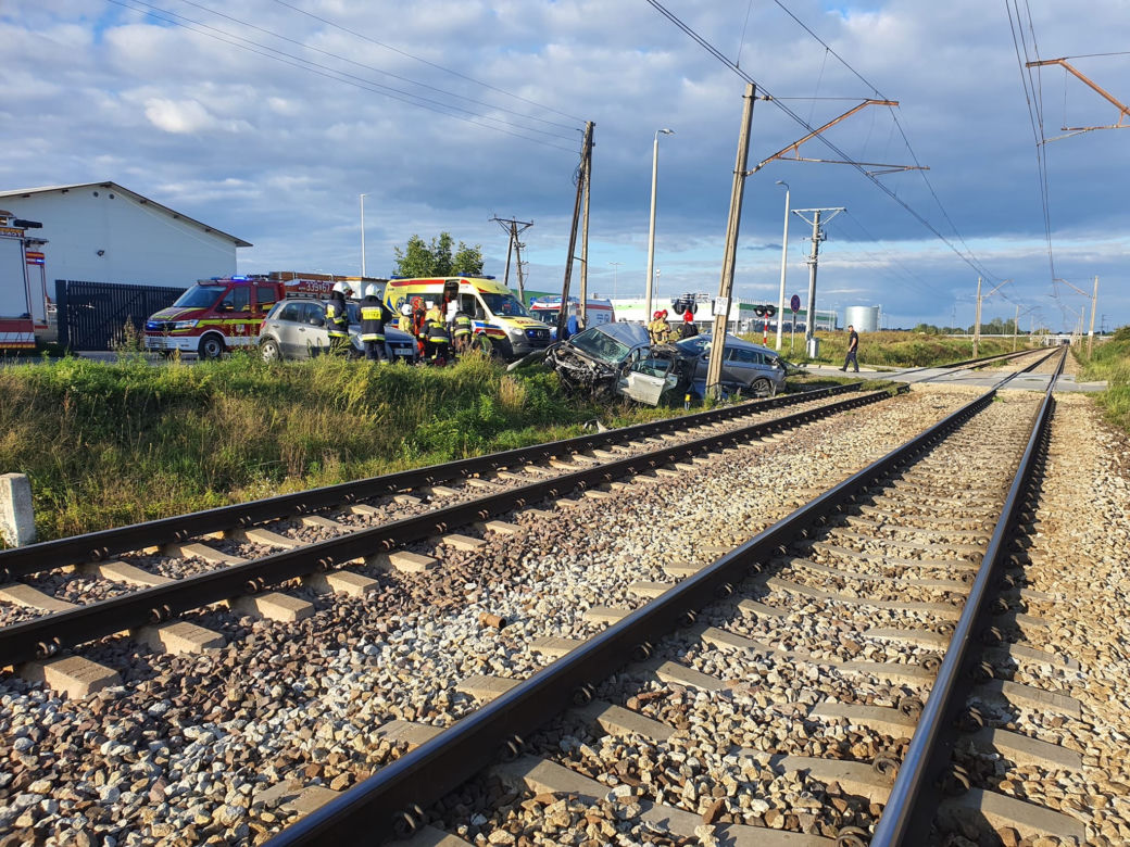 Pomyliła biegi i dwa samochody wjechały pod pociąg
