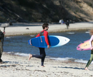 Maciej Musiał nad morzem z deską