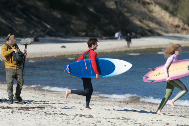 Maciej Musiał nad morzem z deską
